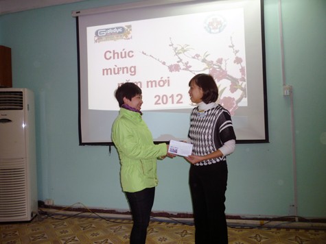Đại diện trường Việt Kid's tặng quà cho Lớp học Hy vọng